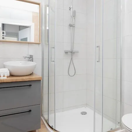 Appartamento Bright Offshore In With Furnished Balcony And Parking By Renters *